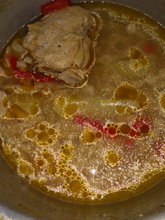Una foto de Consomé de pollo casero