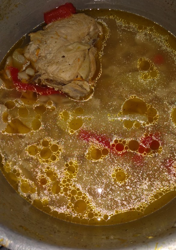 Una foto de Consomé de pollo casero