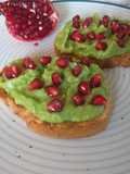 Pâine prăjită cu piure de avocado și rodie🥑🍋