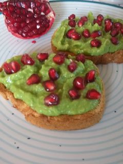 O poză a rețetei Pâine prăjită cu piure de avocado și rodie🥑🍋.