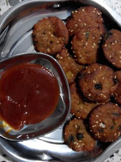 ફરાળી વડા (Farali Vada Recipe In Gujarati) રેસીપી મુખ્ય ફોટો