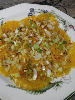 Una foto de Ensalada de naranja con polvo de kikos