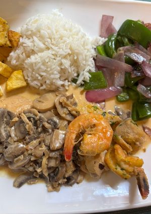 Una foto de Marisco en salsa de champiñones