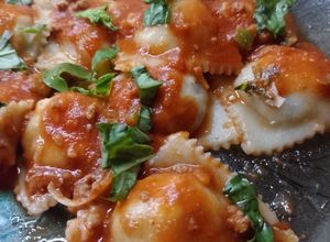 Una foto de Ravioles caseros de ricotta masa sin huevo 🥚🍝🇮🇹