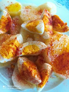Una foto de Patatas con huevos cocidos
