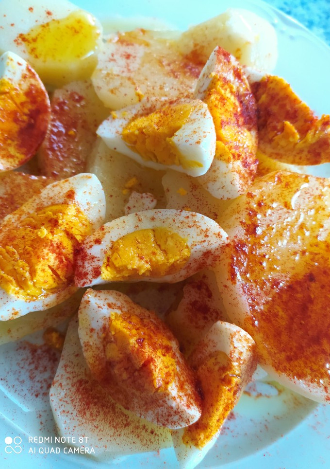 Una foto de Patatas con huevos cocidos