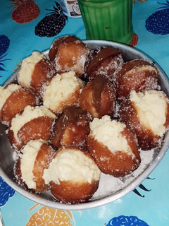 Una foto de Bolitas de fraile con crema pastelera y dulce de leche