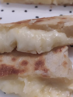 Una foto de Pan de patata y queso en sartén🤤🤭