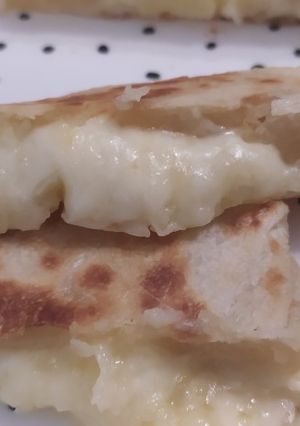 Una foto de Pan de patata y queso en sartén🤤🤭