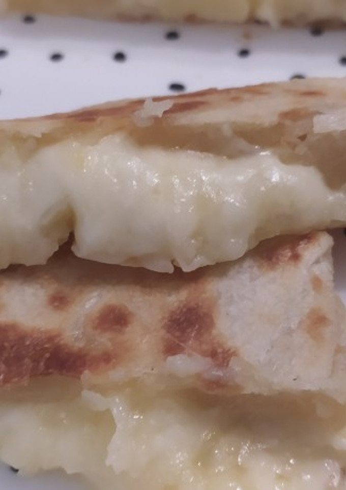 Una foto de Pan de patata y queso en sartén🤤🤭