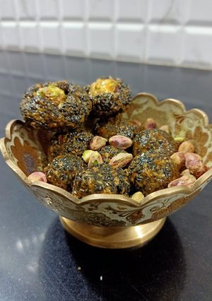 તલ પિસ્તા લાડુ રેસીપી મુખ્ય ફોટો
