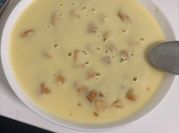 Una foto de crema de calabacin con quesitos en robot de cocina