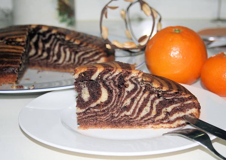 Bizcocho de tigre agazapado y cebra escondida de Lorraine Pascale