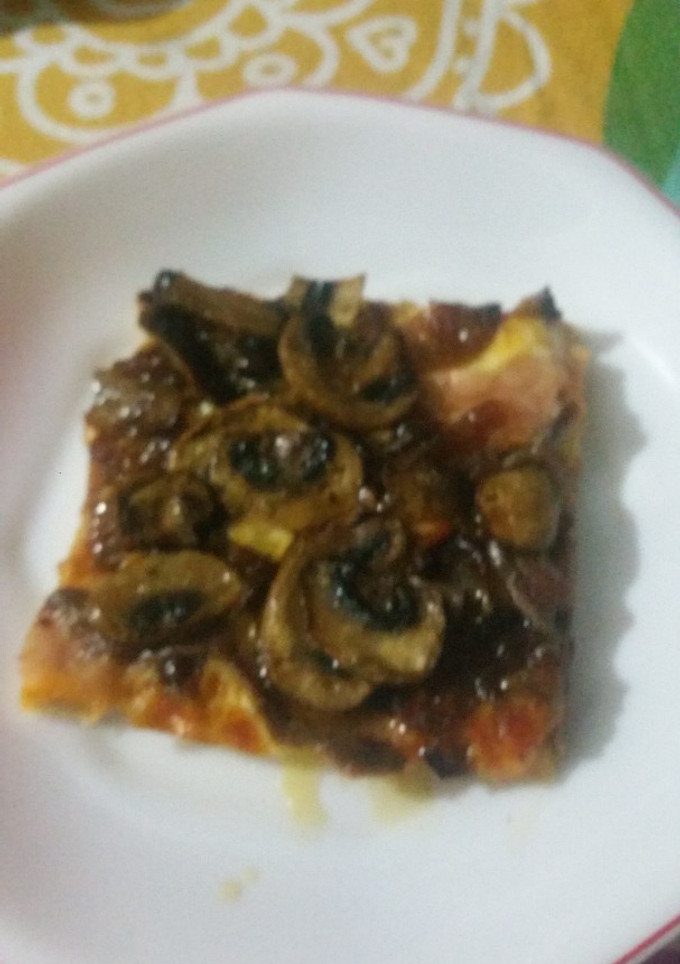 Una foto de Pizza de Champiñones y Anchoas