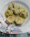 Albóndigas de pollo en salsa de espinacas