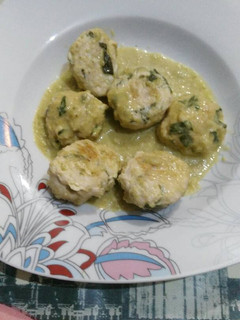 Una foto de Albóndigas de pollo en salsa de espinacas