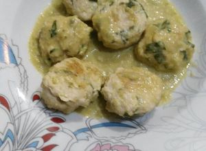 Una foto de Albóndigas de pollo en salsa de espinacas