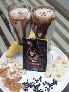 બનાના મિલ્કશેક (Banana Milk Shake Recipe In Gujarati) રેસીપી મુખ્ય ફોટો