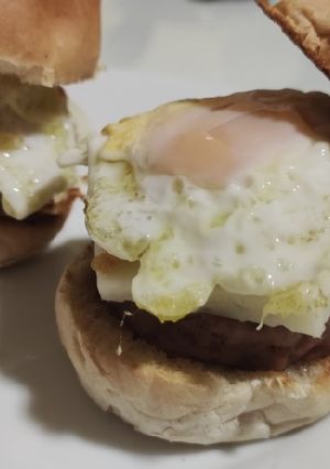 Una foto de Mini hamburguesas con huevo de codorniz🍔🍳