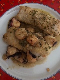 Una foto de Merluza en salsa con pulpo y gambas