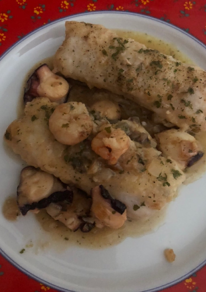 Una foto de Merluza en salsa con pulpo y gambas