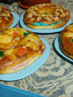 Una foto de Roscones pequeños rellenos con nata de colores
