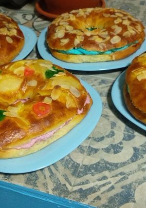 Una foto de Roscones pequeños rellenos con nata de colores