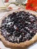 Crostata di more di montagna su letto di crema