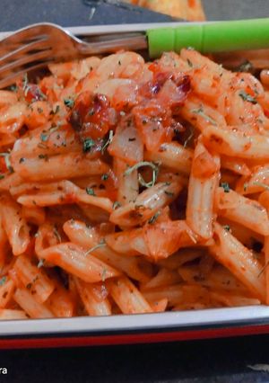 A picture of Red sauce pasta.