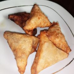 A picture of Modern chicken Samosa.