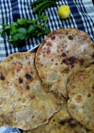 આલુ પરાઠા (Aloo Paratha Recipe In Gujarati) રેસીપી મુખ્ય ફોટો