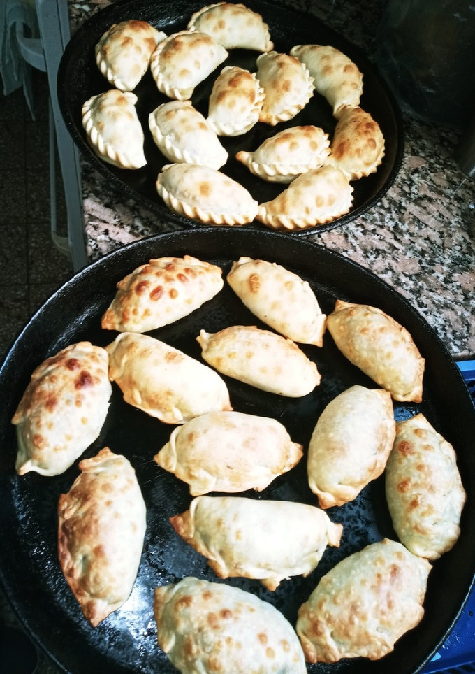 Una foto de Empanadas de carne braseada
