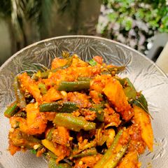 A picture of Gujrati Bhinda batata nu shak/allo bhindi ki sabzi.