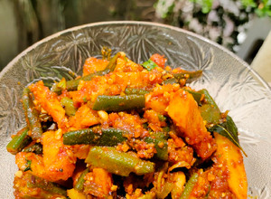 A picture of Gujrati Bhinda batata nu shak/allo bhindi ki sabzi.