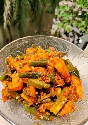 A picture of Gujrati Bhinda batata nu shak/allo bhindi ki sabzi.