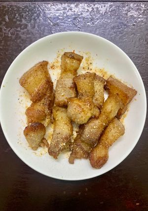 Hình của món Thịt ba chỉ chiên rắc muối tôm.