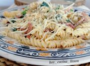 Una foto de fusilli con bacon