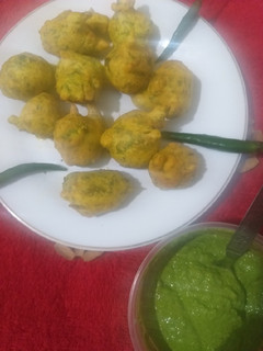 મેથી ના ગોટા સાથે ફુદીના ચટણી(methi na gota in Gujarati) રેસીપી મુખ્ય ફોટો