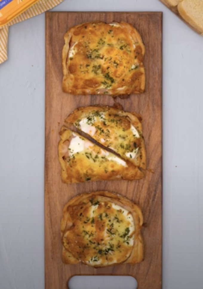 Una foto de Tostas con huevo al horno