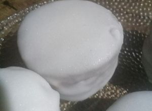 Una foto de Alfajores de cacao, con baño de nieve, riquísimos!!!!