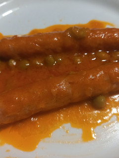 Una foto de 234. Salchichas con tomate y guisantes