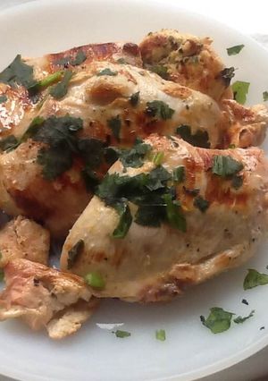 Una foto de Pollo con limas y cilantro a la parrilla