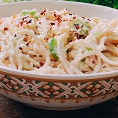A picture of Spaghetti In White Sauce.