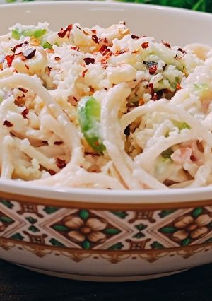 A picture of Spaghetti In White Sauce.