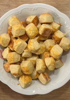 Pehelykönnyű túrós pogácsakocka bögrésen recept fotója