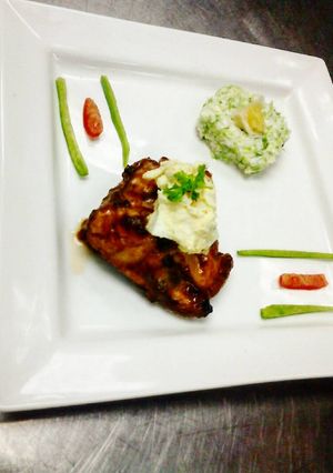 Una foto de Chicken mistery y ensalada morning