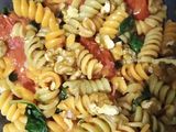 Fideos con tomate y albahaca