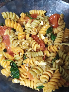 Una foto de Fideos con tomate y albahaca