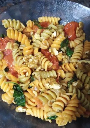 Una foto de Fideos con tomate y albahaca