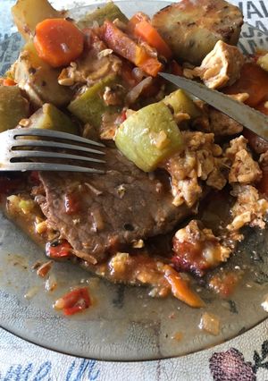 Una foto de Bifes con verduras